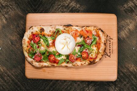 Пинса с бурратой и томатами 