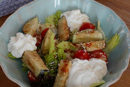 Салат с баклажанами, сырным кремом, томатами