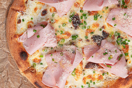 Пицца с мортаделлой, трюфельным соусом и пармезаном