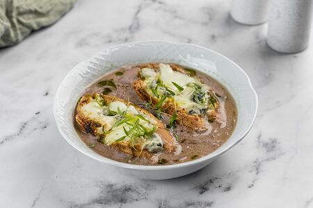 Луковый суп с сыром моцарелла и дорблю