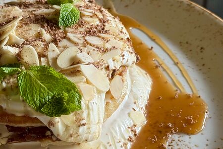 Панкейки с шоколадом и карамелью