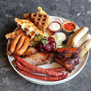 Горячая мясная тарелка