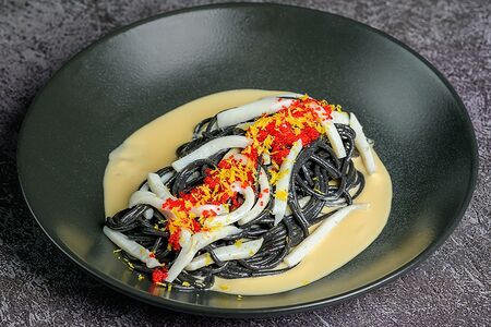 Черные спагетти с дальневосточным кальмаром
