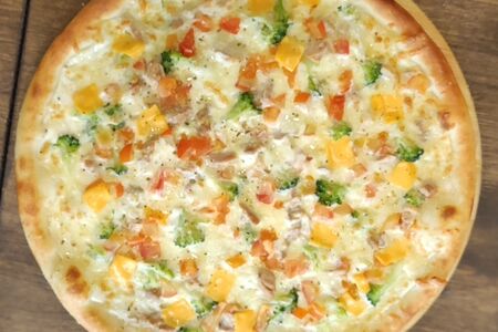 Пицца с курицей и брокколи