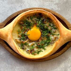 Хачапури по-аджарски с курицей и грибами