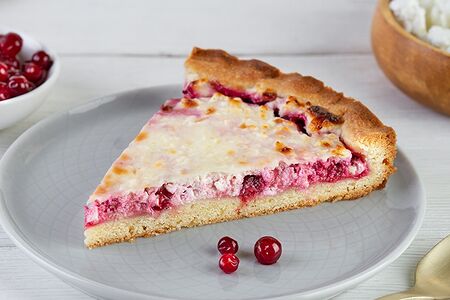 Сладкий пирог с брусникой и творогом