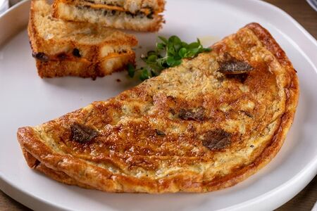 Омлет с трюфелем и тосты с сыром