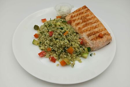 Стейк из лосося с зеленым булгуром