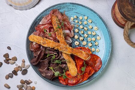 Ассорти итальянских и испанских колбас