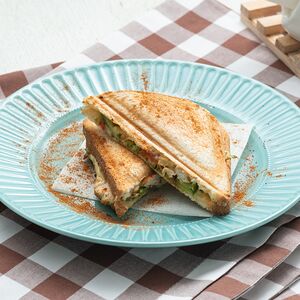 Сэндвич с курицей, сыром овощами и картофелем фри