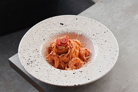 С креветками в сливочно-томатном соусе