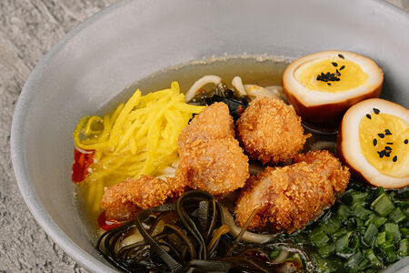 Рамен в токийском стиле с курицей, лапшой и маринованным яйцом