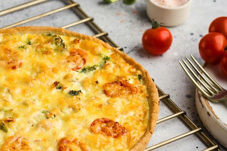 Норвежский киш с красной рыбой и брокколи