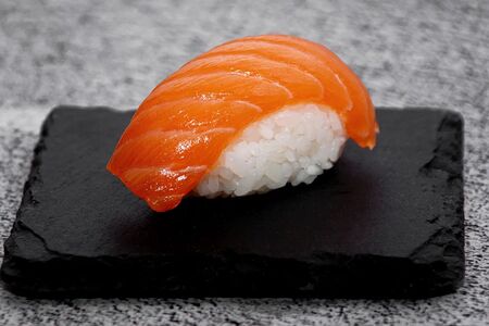 Нигири с лососем