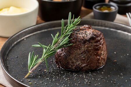 Филе-миньон с запеченной цветной капустой