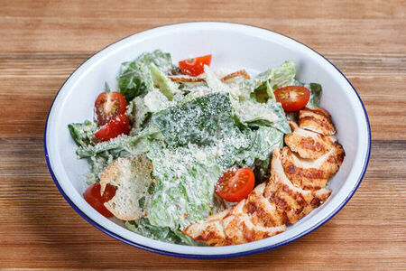 Хрустящие листья салата с ореховым соусом и курицей гриль