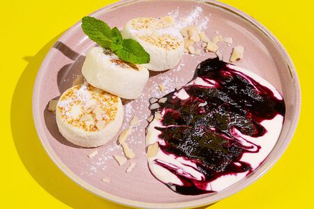 Сырники без муки с черничным вареньем