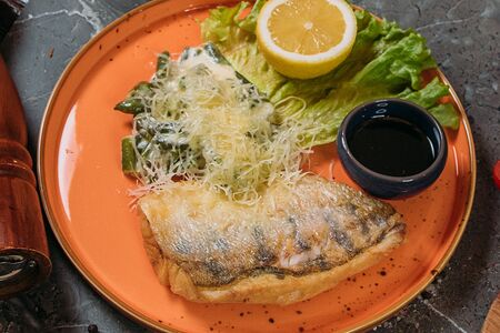 Стейк из судака с фасолью в сливочном соусе