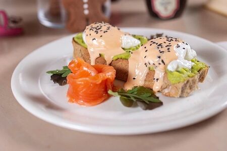 Авокадо-тост с лососем