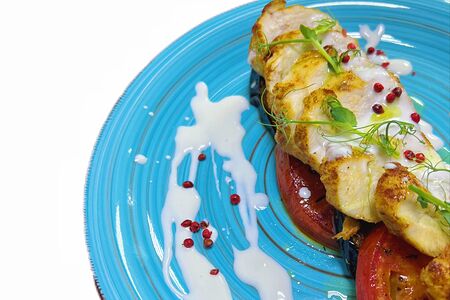 Курица на овощной подушке под сырным соусом