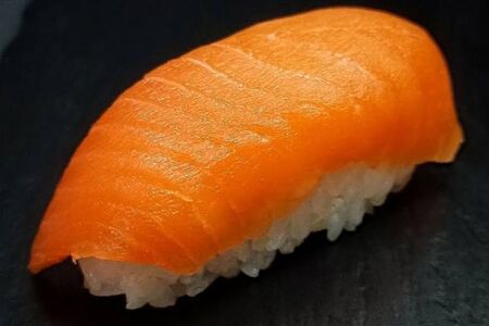 Суши с лососем