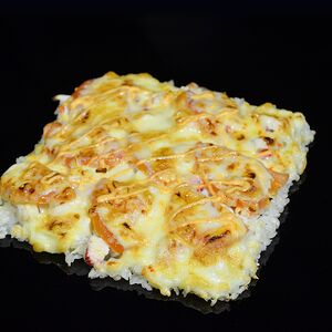 Японская пицца с креветками и крабом