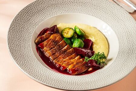 Филе утки с картофельным пюре и вишневой свеклой