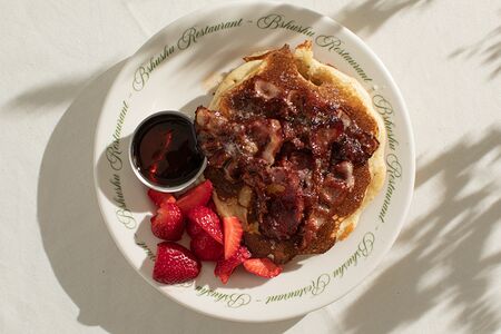 Панкейки с беконом, кленовым сиропом и свежей клубникой