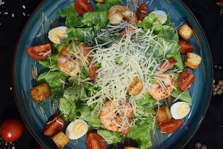 Салат Цезарь с креветками