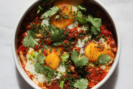 Шакшука с яйцами пашот и ароматным маслом