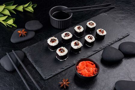 Ролл с угрём