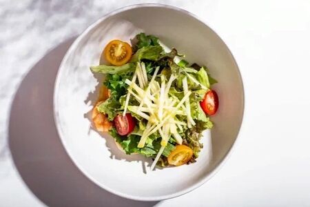 Салат с морепродуктами и соусом цитронет