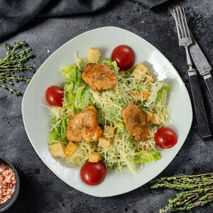 Салат Цезарь с курицей