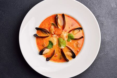 Том ям с морепродуктами и шампиньонами