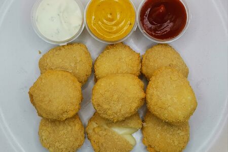 9 сырных медальонов с соусом на выбор