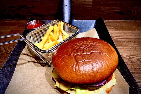 Биф бургер с картофелем фри и томатным соусом