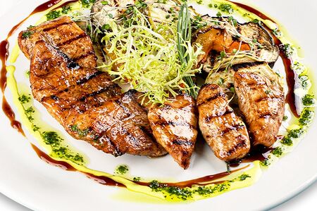 Стейк из филе индейки с пряными овощами