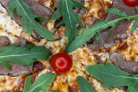 Пицца с ростбифом