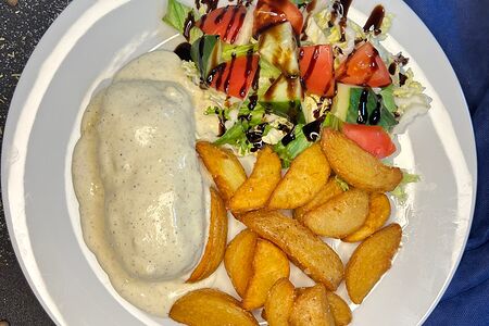 Блюдо от шефа Куриная грудка в соусе блю чиз 