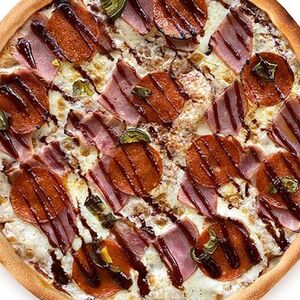 Пицца с ветчиной, беконом и пеперони на тонком тесте