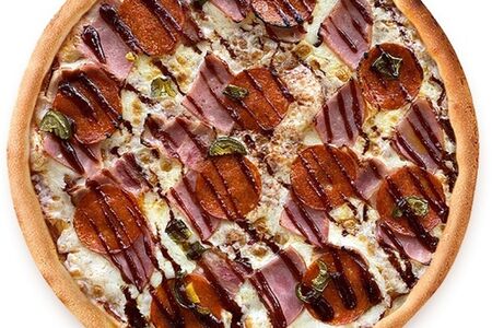 Пицца с ветчиной, беконом и пеперони на тонком тесте