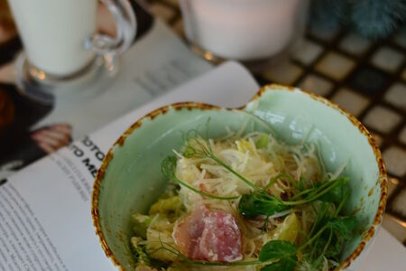 Теплый салат с курицей и беконом