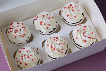 Капкейки с посыпкой сердечки №6