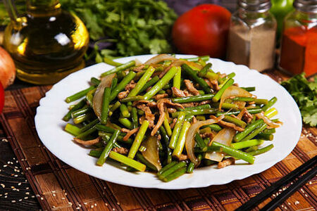 Стрелки чеснока со свининой