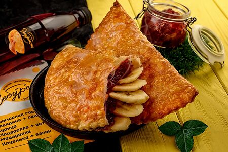 Чебурек с клубникой и бананом