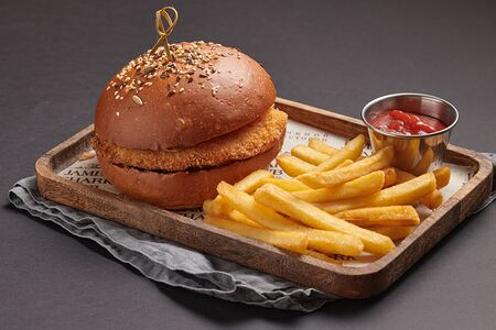 Бургер с куриной котлетой в сухарях Панко