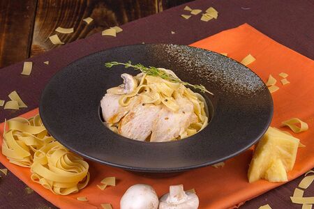 Феттуччине с курицей и грибами