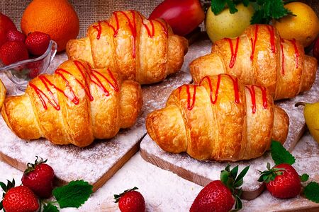 Круассан с клубникой