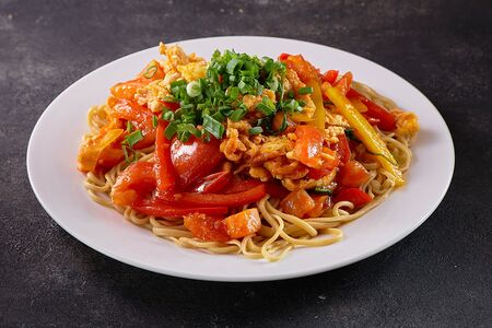 Лапша с томатом и яйцом