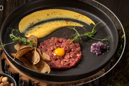 Тартар из говядины с горчичным муссом